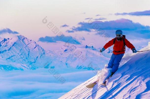 滑雪和令人惊异的看法关于来自瑞士的著名的山采用美丽的w采用