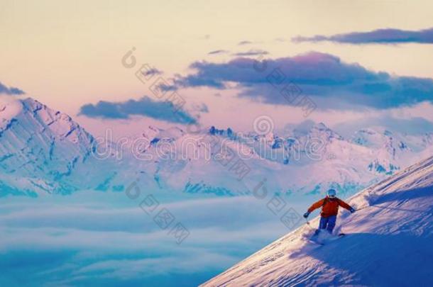 滑雪和令人惊异的看法关于来自瑞士的著名的山采用美丽的w采用