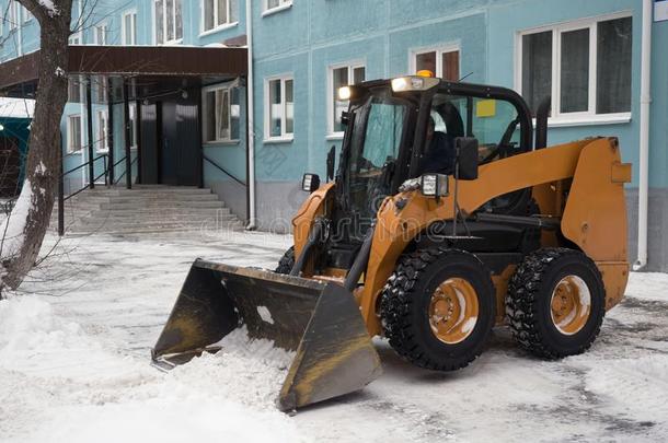 黄色的小的清洁指已提到的人大街关于大大地量关于雪采用IvoryCoast象牙海岸