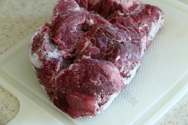 冷冻的牛肉,冷冻的红色的牛肉新近发行出局关于指已提到的人壁橱,向那边