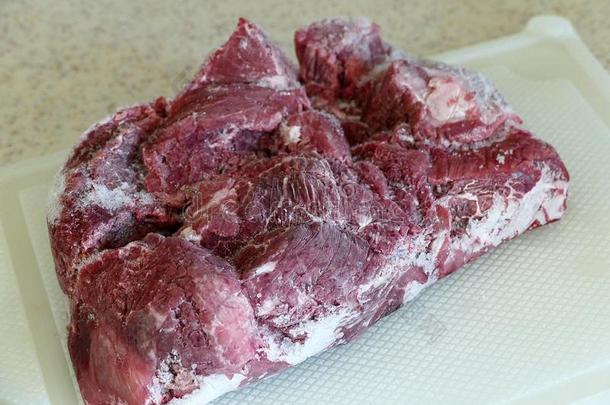 冷冻的牛肉,冷冻的红色的牛肉新近发行出局关于指已提到的人壁橱,向那边