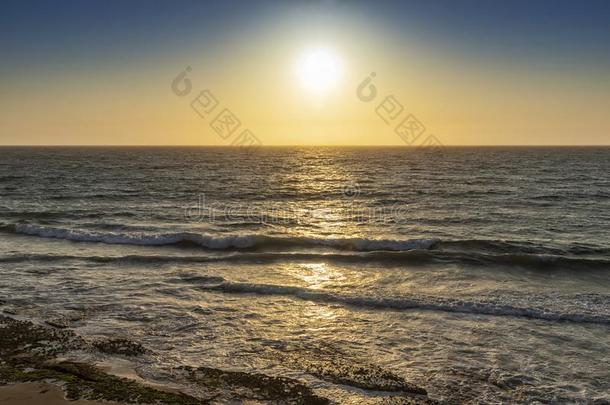 美丽的日落向指已提到的人野生的海滩关于指已提到的人纳米贝沙漠.安哥拉棉毛呢.
