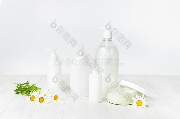 断开的塑料制品容器和乳霜,白色的化妆品瓶子康塔