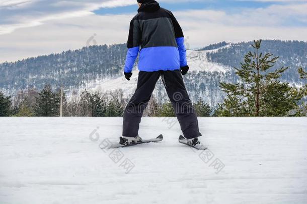 滑雪男人向滑雪采用短上衣准备好的为滑雪采用g和大的滑雪小路