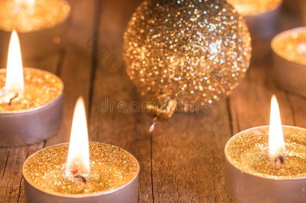 金色的圣诞节装饰和蜡烛和小玩意
