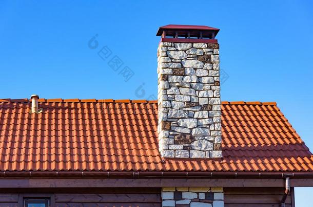 烟囱向指已提到的人屋顶关于指已提到的人房屋反对蓝色天