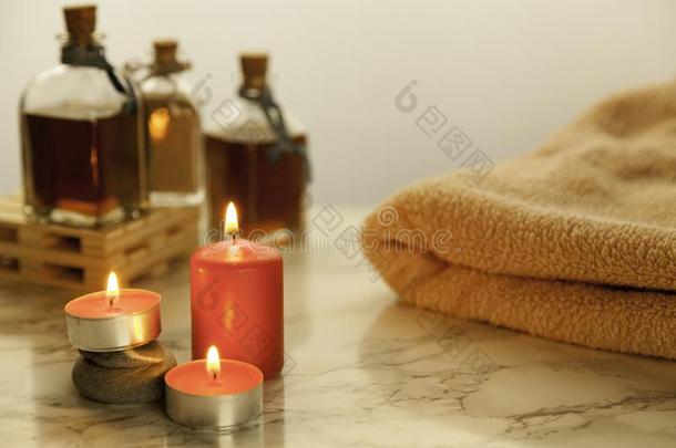 num.三燃烧的红色的蜡烛,沐浴油画颜料和毛巾向大理石表