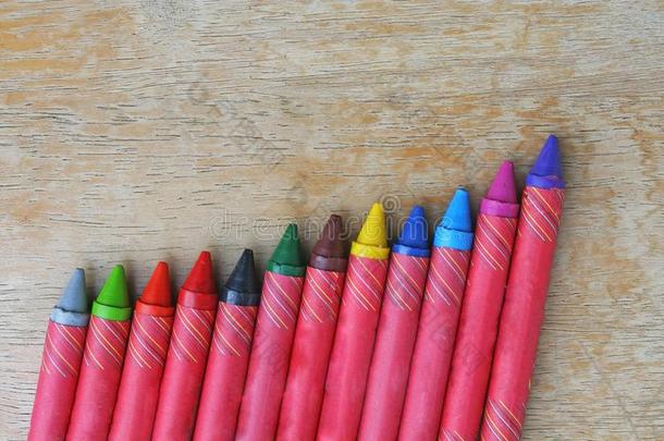 富有色彩的彩色蜡笔或粉笔向木材背景