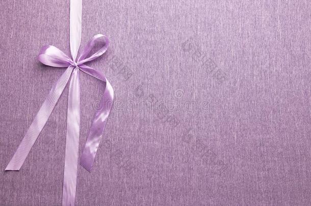 背景关于紫色的布用绷带绑扎和丝带和弓.