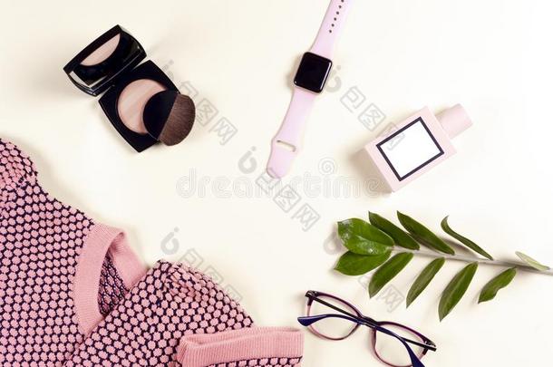 时尚女人衣服放置和附件.香子兰彩色粉笔颜色