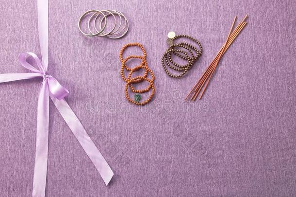 背景关于紫色的布用绷带<strong>绑</strong>扎和<strong>丝带</strong>和弓.