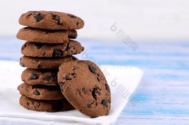 甜饼干和巧克力折叠的采用一桩向一白色的n一pk采用向一英语字母表的第2个字母