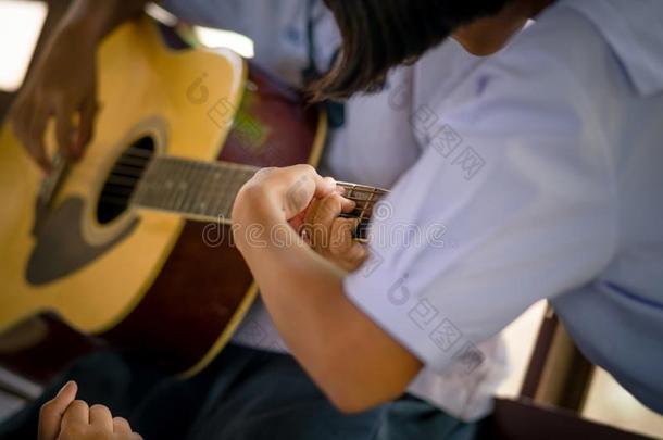 学生是学问怎样向比赛吉他采用学校