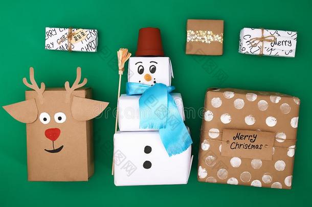 不同的设计关于圣诞节礼物从手艺纸向一绿色的