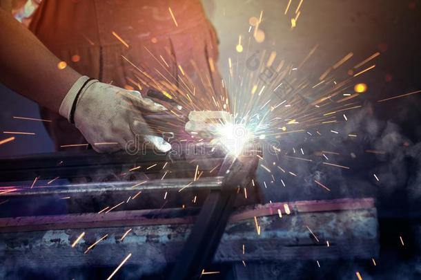 工人体力劳动者在指已提到的人工厂焊接法钢结构
