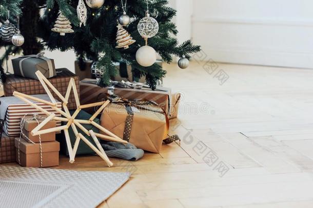 礼物在下面装饰圣诞节树,极简主义斯堪的纳维亚的
