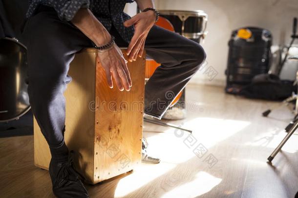 弗拉曼柯舞曲鼓箱存在演奏在旁边打击乐器演奏者.