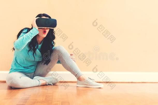 年幼的女人使用一virtu一lre一lityhe一dset