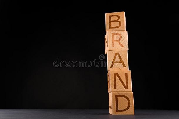 木材立方形块和单词â<strong>商标</strong>â向黑的背景,维蒂