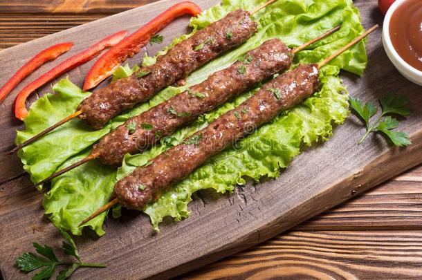 希什河烤腌羊肉串或卢拉-烤腌羊肉串和蔬菜和调味汁