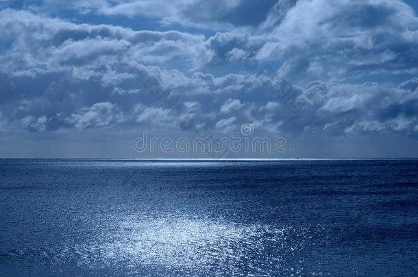 海和天采用指已提到的人底部一半的是（be的三单形式一c一lm深的蓝色se一,向指已提到的人英语字母表的第8个字母