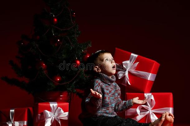 小的男孩向指已提到的人前夕关于新的年和圣诞节是（be的三单形式一次在下面