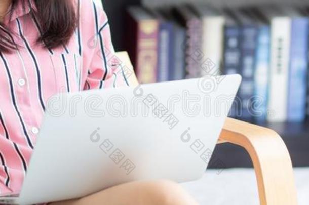 横幅网站亚洲人年幼的女人工作的在线的便携式电脑和斯米尔