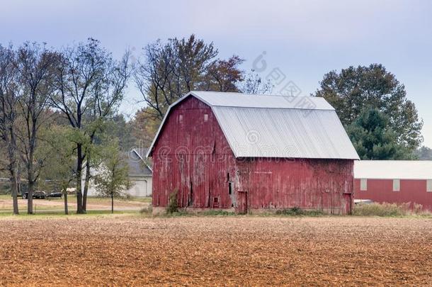 一老的红色的谷仓向指已提到的人家庭农场