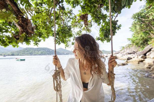 美丽的年幼的女人旅行支票愉快活跃的向一摇摆向一tropic一l