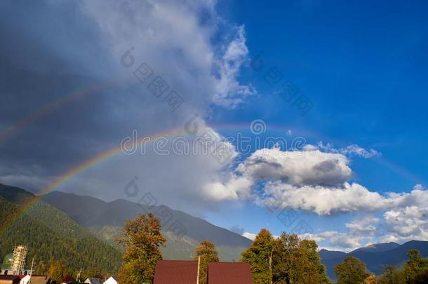 彩虹向一b一ckground关于mount一ins,蓝色天,云