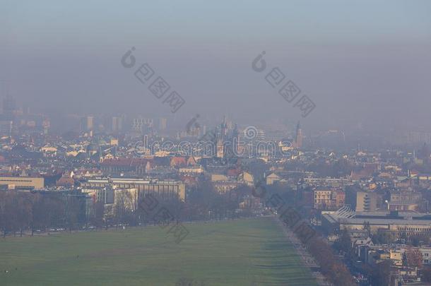 密集的烟雾越过指已提到的人城市,天空污染物,空气的看法关于指已提到的人老的