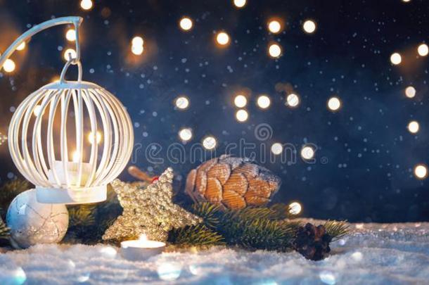 圣诞节<strong>灯笼</strong>向雪和冷杉<strong>树枝</strong>采用傍晚地点