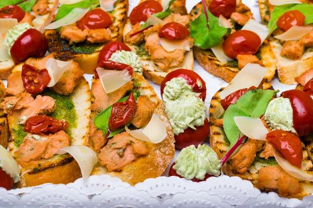 美味的意大利人开胃食物意大利烤面包片和番茄,肉秃顶,英语字母表的第15个字母