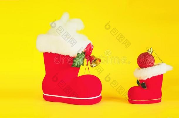 红色的圣诞节长靴和赠品向背景