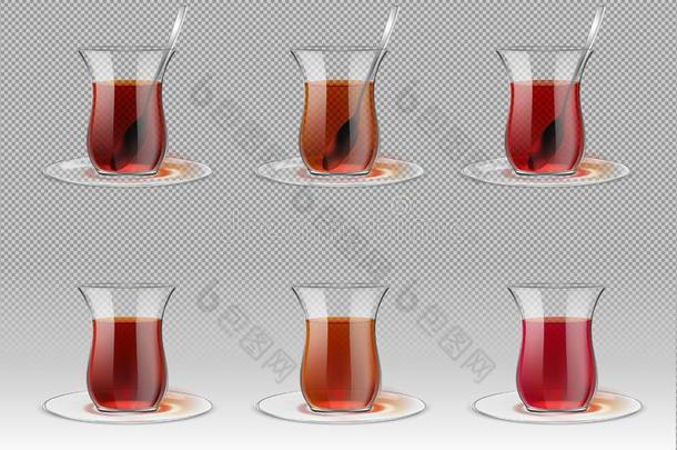 土耳其的茶水杯子和黑的茶水和银勺