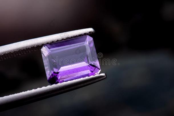 紫色的紫蓝色宝石经雕琢的宝石珠宝