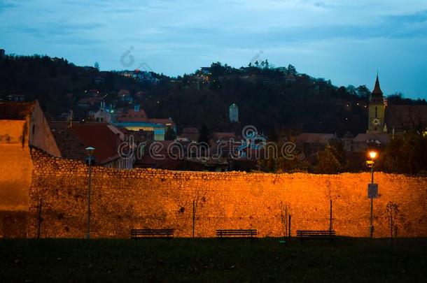 指已提到的人老的墙det.那个包围指已提到的人老的布拉索夫城市.黑的教堂采用