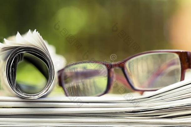 每日的新闻,阅读观念,新闻paper和和眼镜