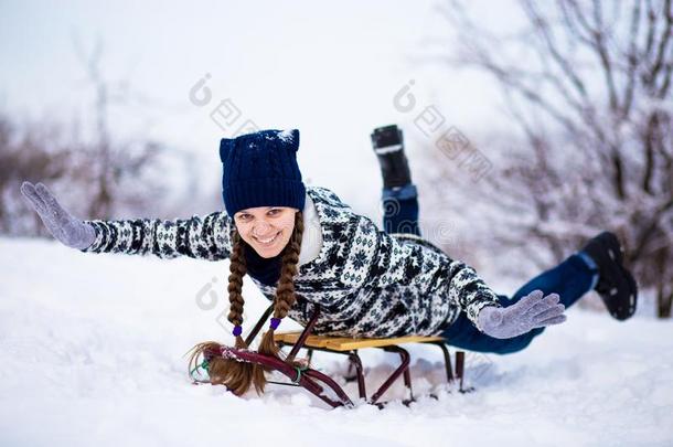 疯狂的女人享有雪橇乘.女人雪撬的使用.有趣的女人比赛