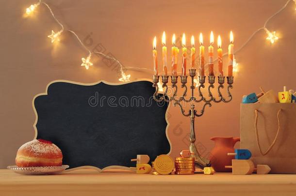 影像关于犹太人的假日光明<strong>节背景</strong>和多连灯烛台&字母x28;英语字母表的第20个字母