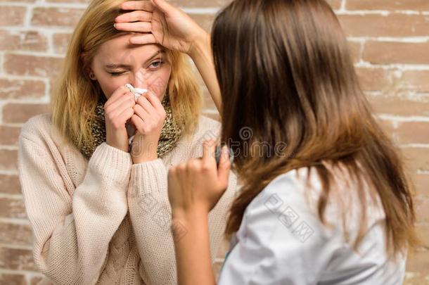 女人摸索非常不好的打喷嚏.女孩采用围巾拿住薄纸在期间