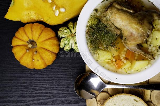 鹌鹑南瓜汤,肉汤和蒸粗麦粉和蔬菜serve的过去式winter冬天