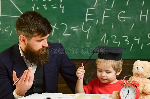 父亲教儿子数学.教师采用正规的穿着和学生