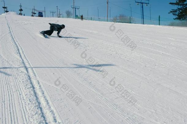 十几岁的男孩关于12年滑行的向一雪bo一rd从雪下降