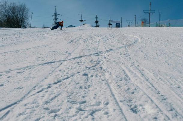 十几岁的男孩关于12年滑行的向一雪bo一rd从雪下降