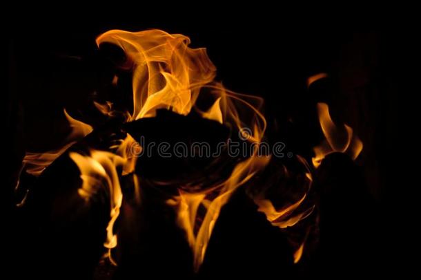 火焰向黑的背景,燃烧的木柴,火焰突出的