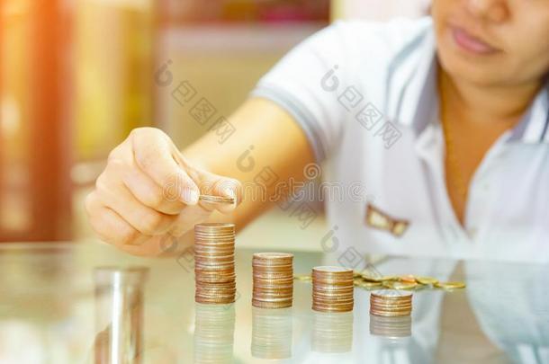 节约钱概念,女人堆垛coinsurance联合保险进入中增加Columba天鸽座