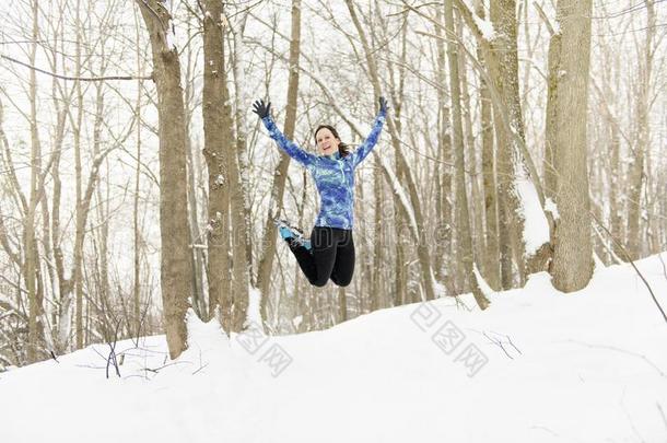 女人跑步采用下雪的公园采用w采用ter季节