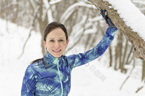 女人<strong>跑步</strong>采用下雪的公园采用w采用ter季<strong>节</strong>