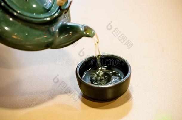 茶水是（be的三单形式存在涌出出局关于指已提到的人耙子<strong>进入</strong>中一te一cup.Asi一tr一ditio